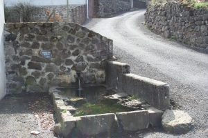 Lavoir en pierre avec 6 pierres de lavage.