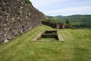 Lavoir en pierre de forme rectangulaire à l'extérieur des remparts.