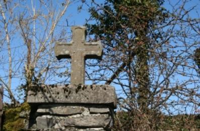 Croix de chemin en pierre de volvic.