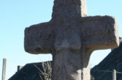 Croix en pierre figurant une Vierge