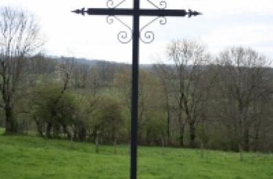 Croix en fer située à un croisement.