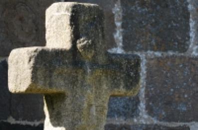 Croix en pierre de type roman