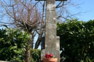 le Croix en pierre en bordure de route