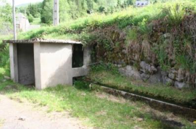 Lavoir-abreuvoir en ciment