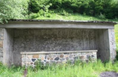 Lavoir en ciment couvert.