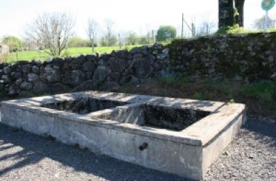 Lavoir en ciment composé de deux bacs.