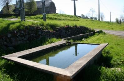 Lavoir en ciment avec abreuvoir.