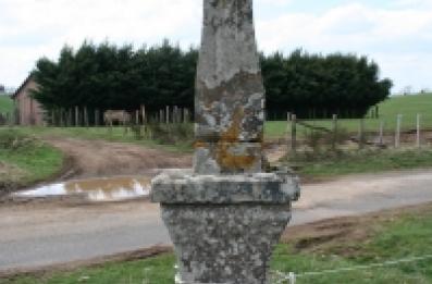Croix en pierre dédiée à St Pierre