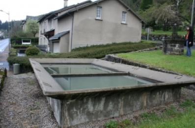 Lavoir ouvert en ciment composé de deux bacs 