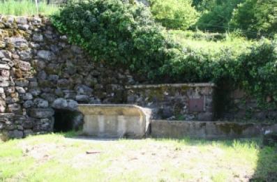 Abreuvoir en ciment avec bac lavoir.