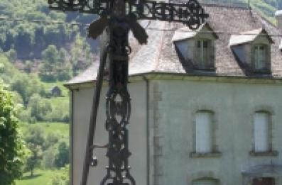 Croix en fer en bordure de route