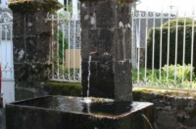 Fontaine en pierre avec cuve rectangulaire